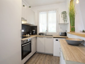 Kühlschrank, Ofen, Geschirrspüler, Wasserkocher mit Kaffee-/Teezubehör