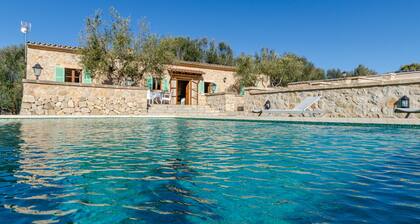 YourHouse Son Tey, lovely villa with private pool and terrace, overlooking the nature