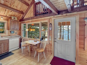 Mikrovågsugn, spishäll, diskmaskin och kaffe- och tebryggare