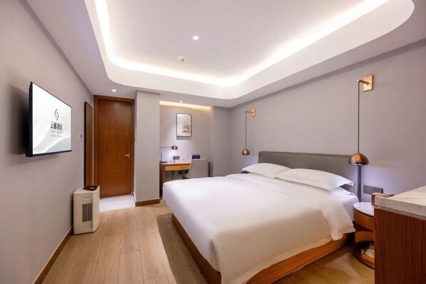 ميني بار ومكتب ومساحة عمل للكمبيوتر المحمول وستائر تعتيم