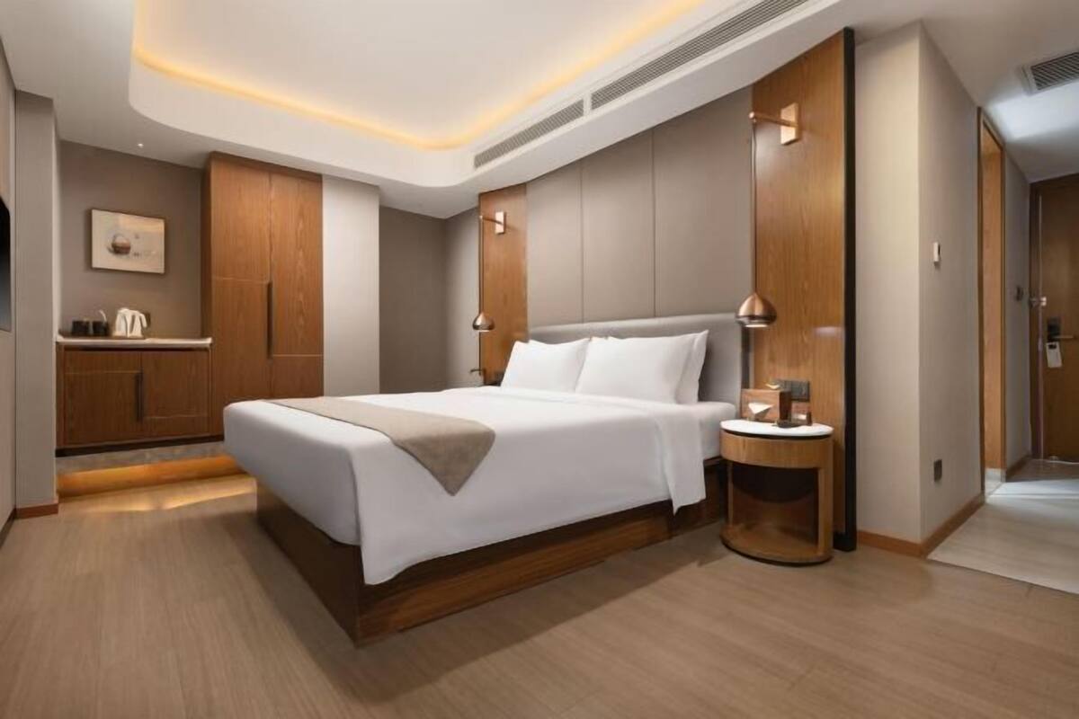 1 bedroom, minibar, desk, laptop workspace