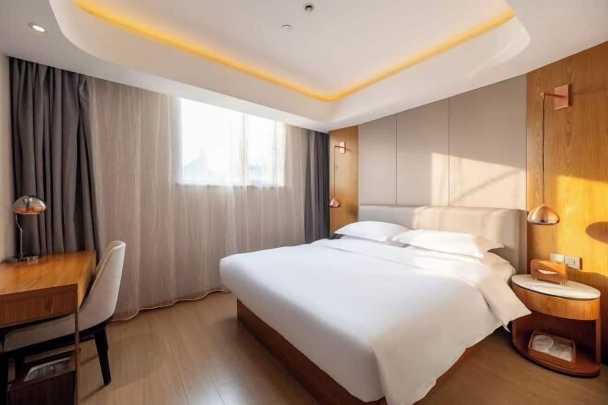 1 bedroom, minibar, desk, laptop workspace