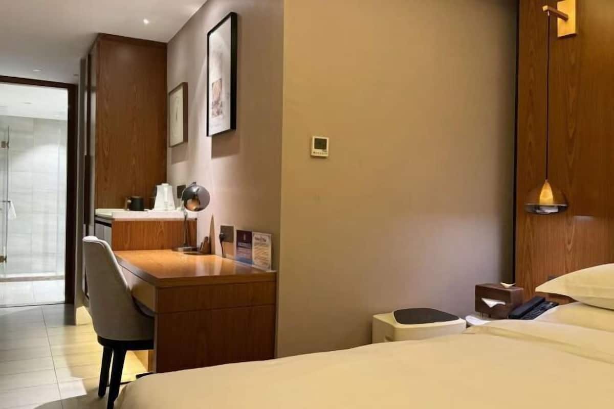 1 bedroom, minibar, desk, laptop workspace