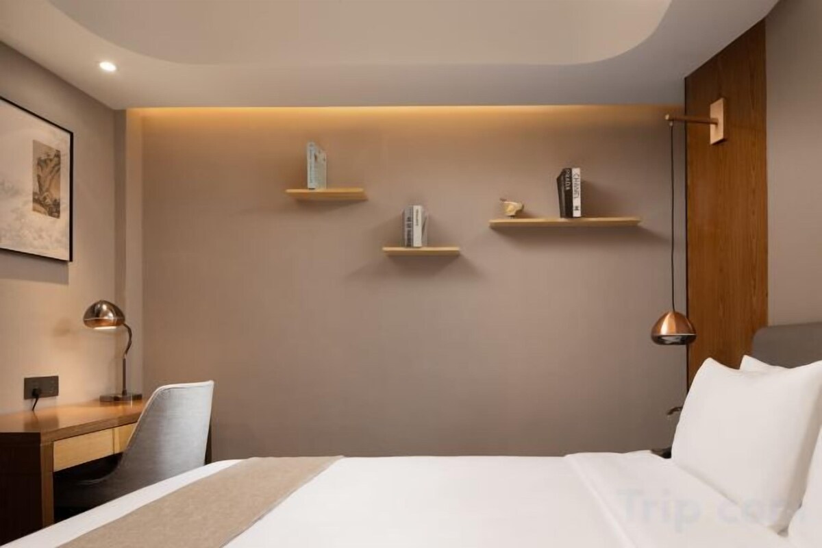 Minibar, desk, laptop workspace, blackout curtains