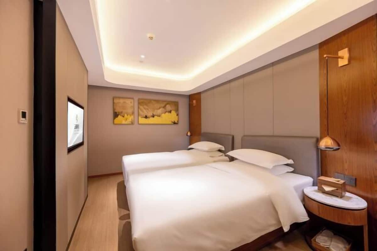 1 bedroom, minibar, desk, laptop workspace