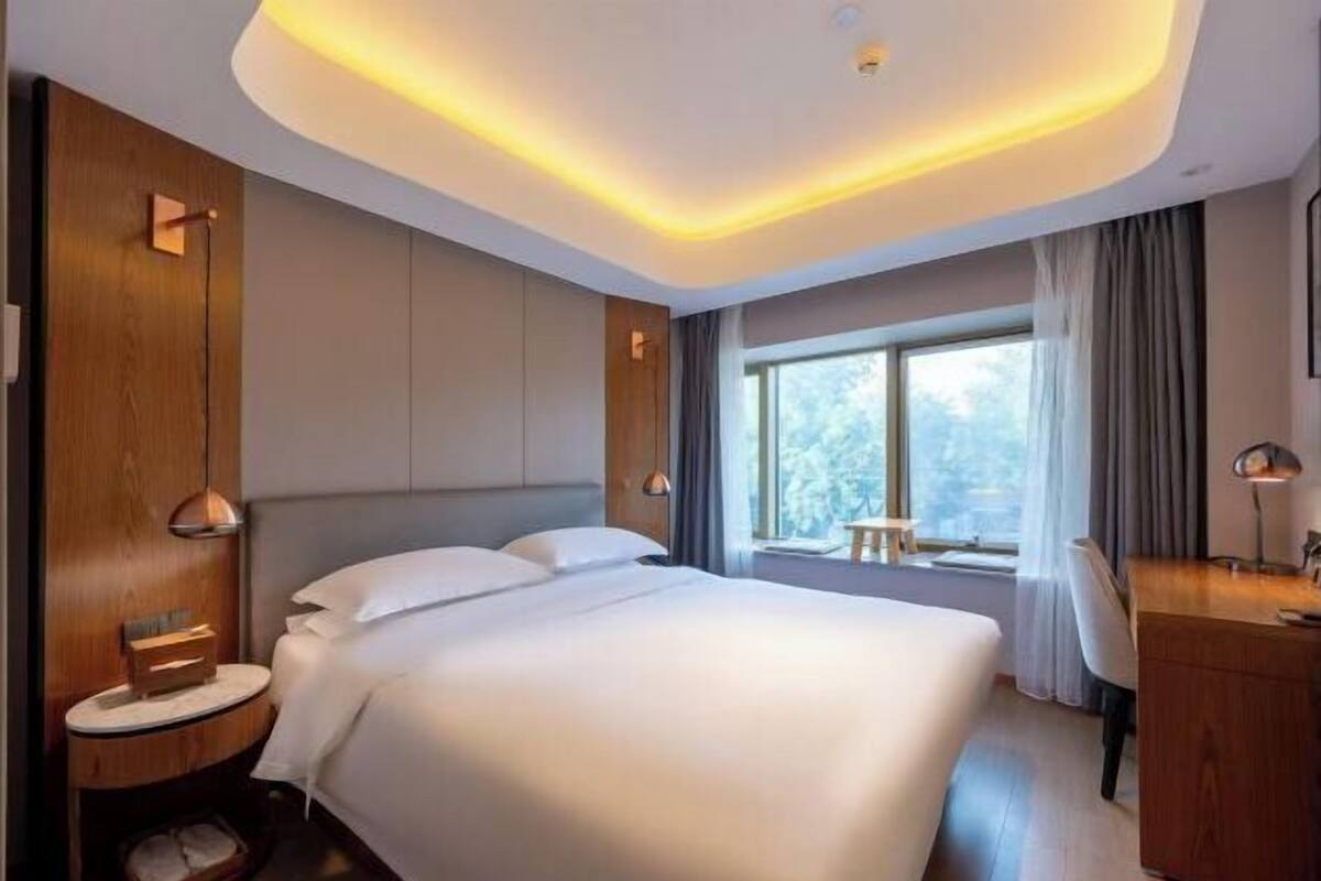 1 bedroom, minibar, desk, laptop workspace