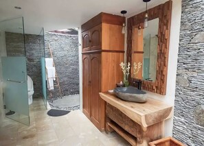 Ducha, secador de pelo, bidé y toallas