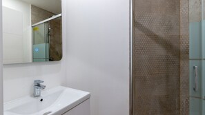 Shower, hair dryer, towels - Gibraltar Nest 1-Hosted by Sweetstay (Gibraltar)