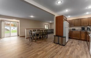 Fridge, microwave, oven, stovetop - 🔥 Lakefront • Fire Pit • Grill • Laundry • Fast Wi-Fi • Long-Term Stays Welcome (Chippewa Falls)