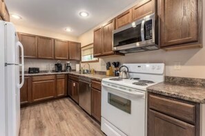 Fridge, microwave, oven, stovetop - 🔥 Lakefront • Fire Pit • Grill • Laundry • Fast Wi-Fi • Long-Term Stays Welcome (Chippewa Falls)