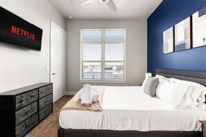 1 dormitorio, tabla de planchar con plancha, wifi y ropa de cama