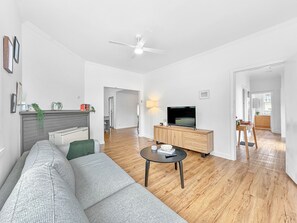 Smart TV, books - No. 231 Waterfront (Portland)