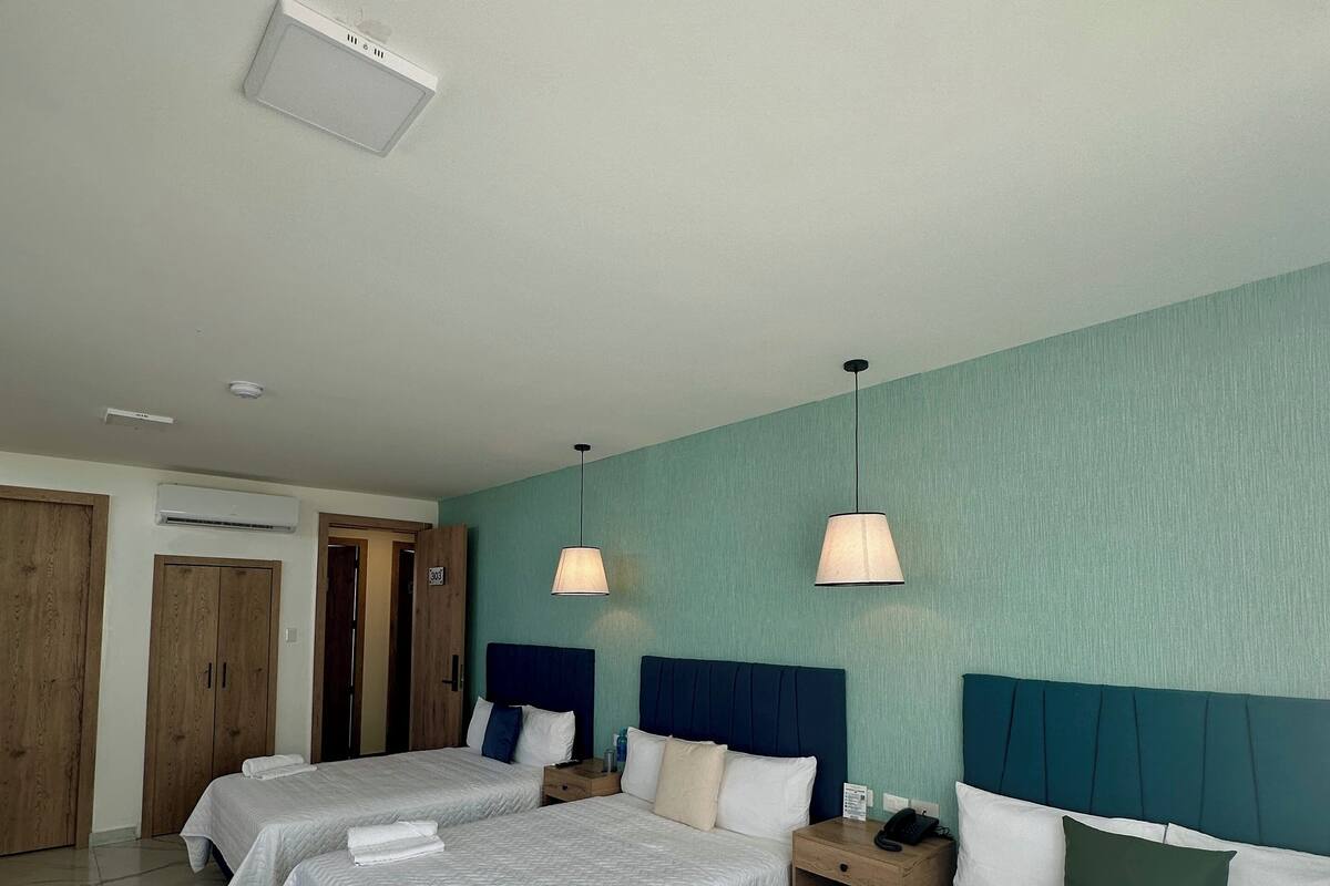 Standard-Dreibettzimmer | Hochwertige Bettwaren, Schreibtisch, schallisolierte Zimmer