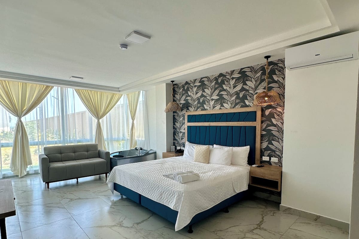 1 dormitorio, ropa de cama de alta calidad, escritorio