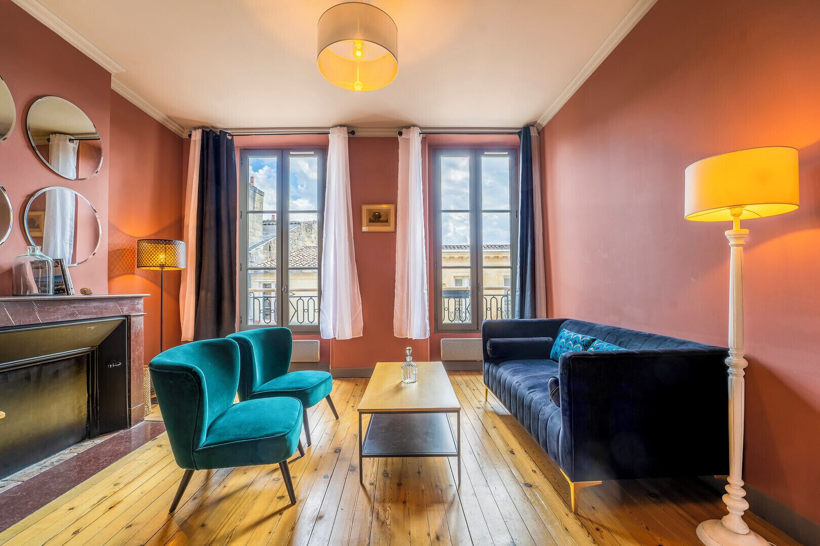 Televisie en een open haard