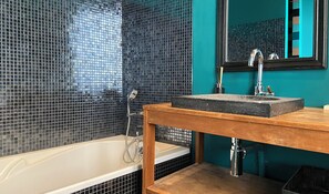 Ducha, secador de pelo y toallas