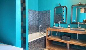 Douche, séchoir à cheveux, serviettes fournies