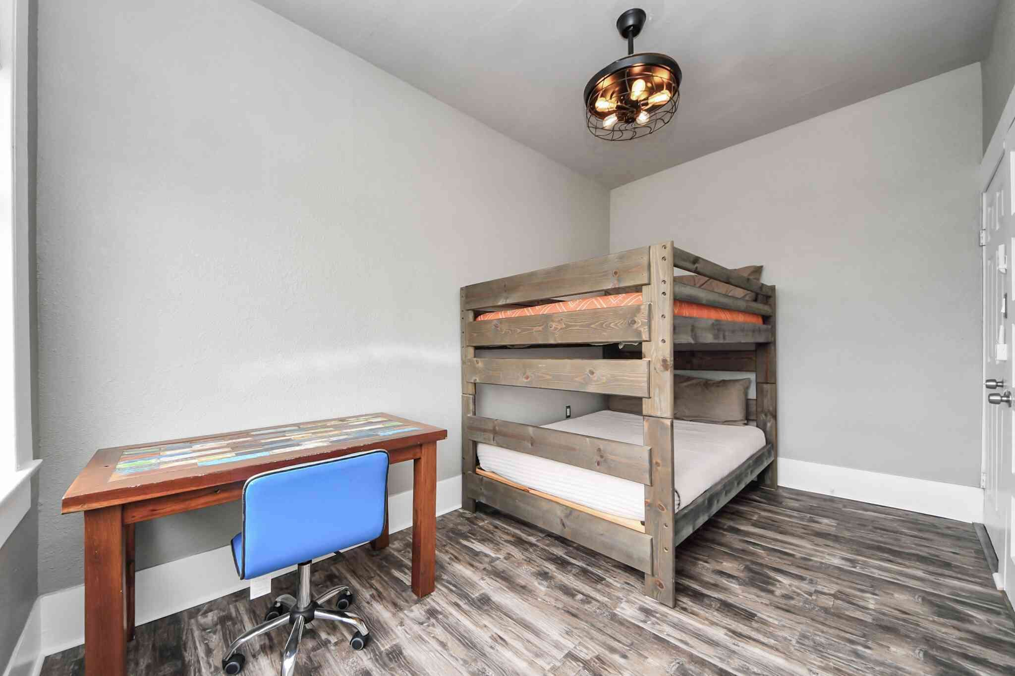 2 habitaciones, tabla de planchar con plancha, wifi y ropa de cama 