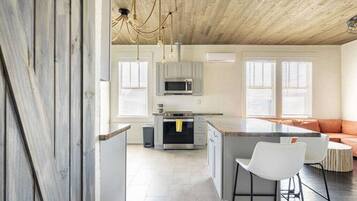 Frigorífico, microondas, horno y placa de cocina