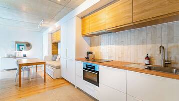 Réfrigérateur, micro-ondes, four, plaque de cuisson