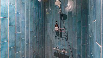 Douche, serviettes fournies