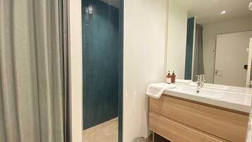 Douche, sĂšche-cheveux, serviettes fournies