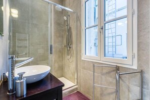 Shower, hair dryer, towels