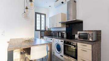 Jääkaappi, mikroaaltouuni, uuni, astianpesukone