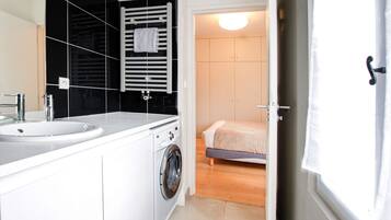 Douche, sèche-cheveux, serviettes fournies