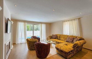 Televisión y chimenea 