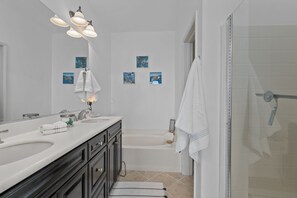 Dusche, Haartrockner, Handtücher, Seife