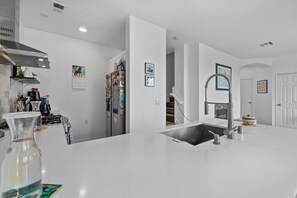 冷蔵庫、電子レンジ、オーブン、コンロ