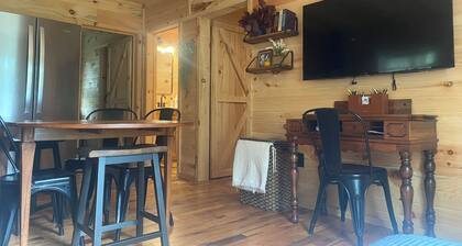 Eleanor - 2 bdr Cabin unit on River w/SUPS, Kayaks, & paddle boat. Pet friendly!