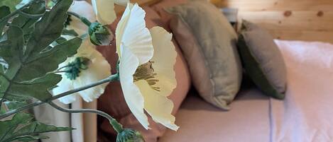 2 soverom, skrivebord, strykejern/-brett og reiseseng for barn