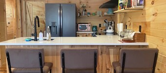 Private 3bdr cabin on Apple River kayaks, SUPS, and paddle boat. Pet friendly!