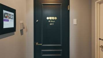 Een donkerdeur met een digitaal scherm en een keypad, aangeduid als 'iLLi Stays 601'.