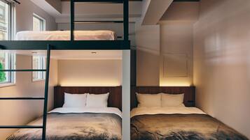 Quarto com beliche, teto de madeira, duas camas com roupa de cama branca e uma janela que proporciona iluminação natural.