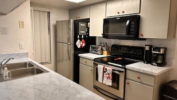 KĂŒhlschrank, Mikrowelle, Ofen, Herdplatte