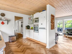 Kylskåp, mikrovågsugn, diskmaskin och grytor/köksredskap