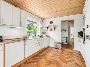 Kühlschrank, Mikrowelle, Geschirrspüler, Kochgeschirr/Geschirr/Besteck