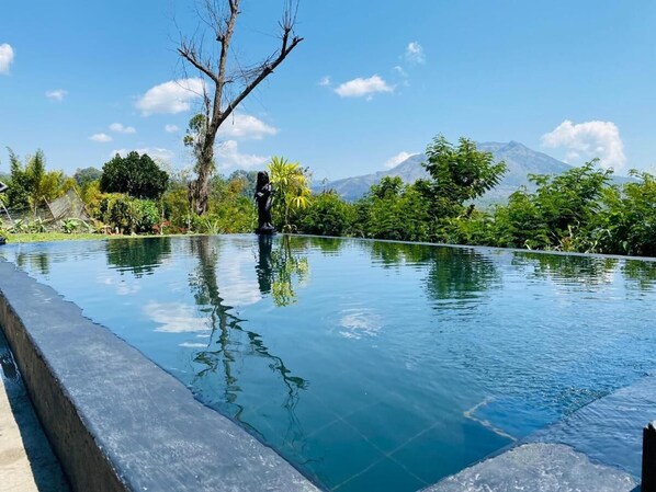 Outdoor pool, pool umbrellas, sun loungers - D'Taman Cabin Kintamani (Kintamani)