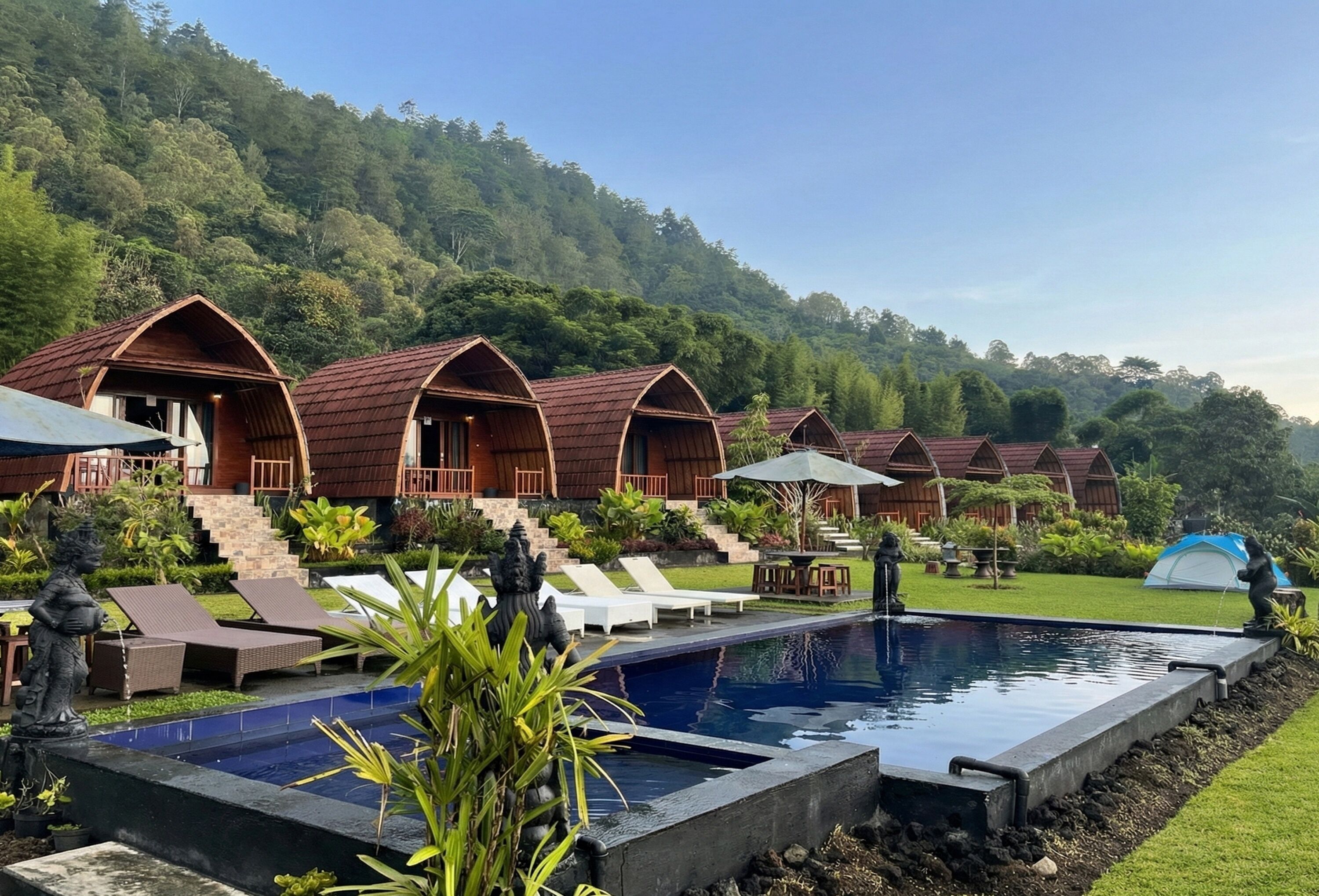 Piscina externa, guarda-sóis, espreguiçadeiras