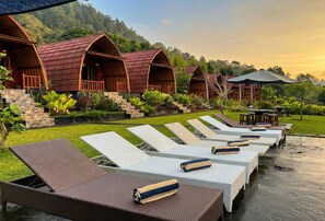 Piscine extérieure, parasols, chaises longues