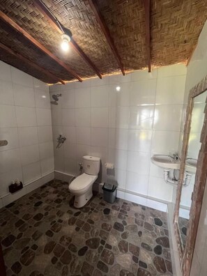 Cottage | Bathroom | Shower, hair dryer, towels, soap - D'Taman Cabin Kintamani (Kintamani)