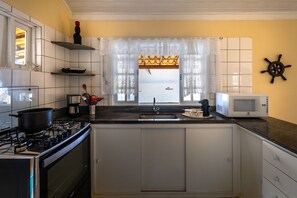 Een koelkast, een magnetron, een oven, een kookplaat