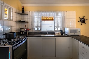 Een koelkast, een magnetron, een oven, een kookplaat