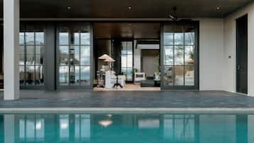 Inomhuspool och utomhuspool