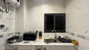 Kjøleskap, mikrobølgeovn, ovn og kokeplater