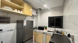 Frigorífico, microondas, horno y placa de cocina