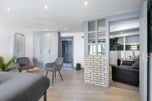 4 bedrooms, iron/ironing board, WiFi, bed sheets